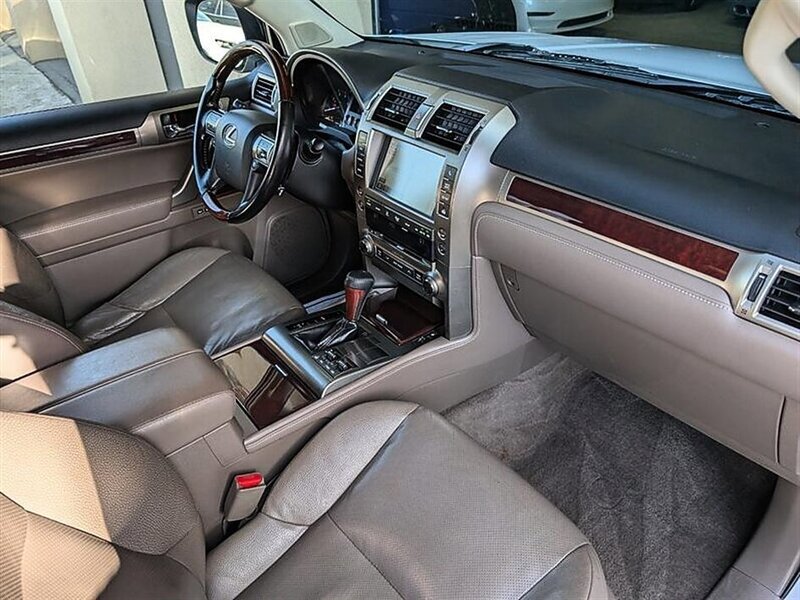 Used 2016 Lexus GX 460 w/ Premium Package AWD/4WD image 4