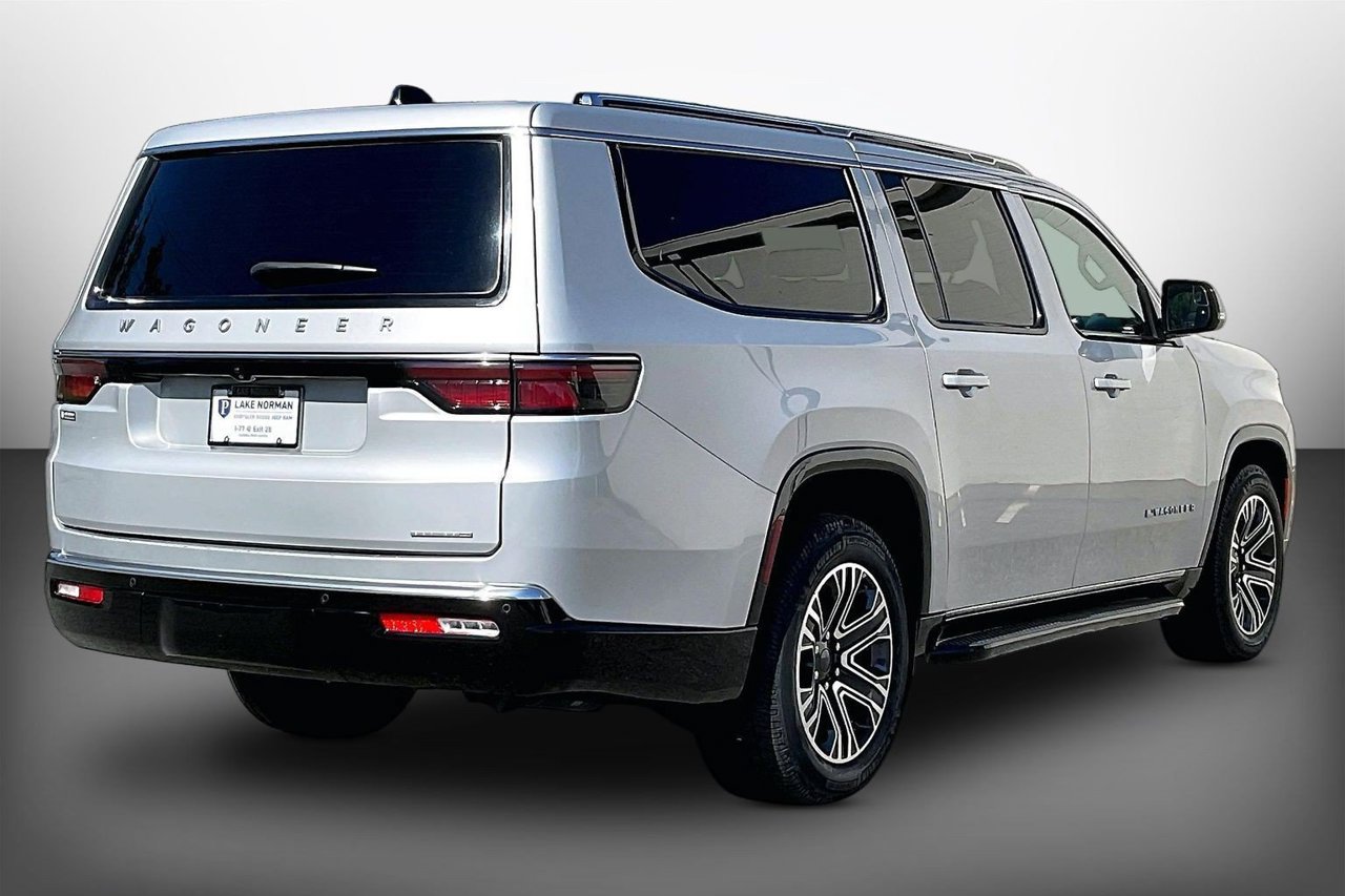 Certified 2024 Jeep Wagoneer L Series II AWD/4WD image 8