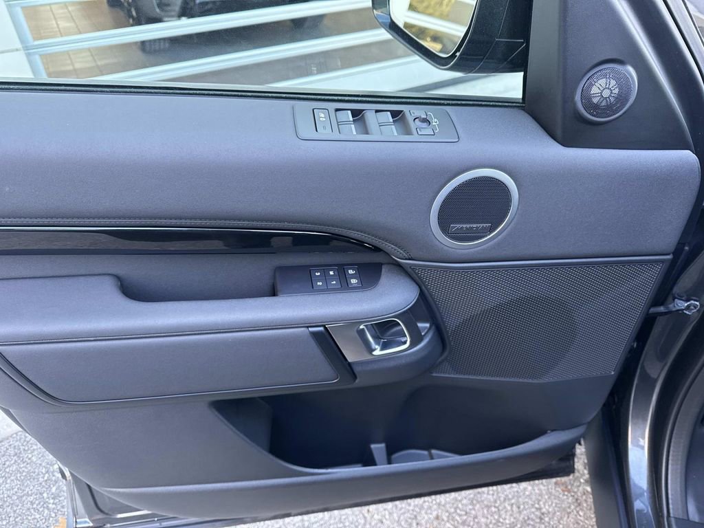 Used 2025 Land Rover Discovery S image 18