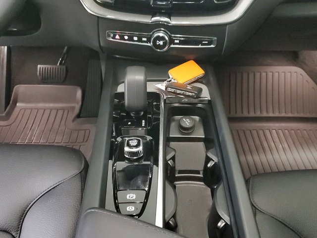 Used 2025 Volvo XC60 B5 Plus w/ Protection Package Premier AWD/4WD image 23