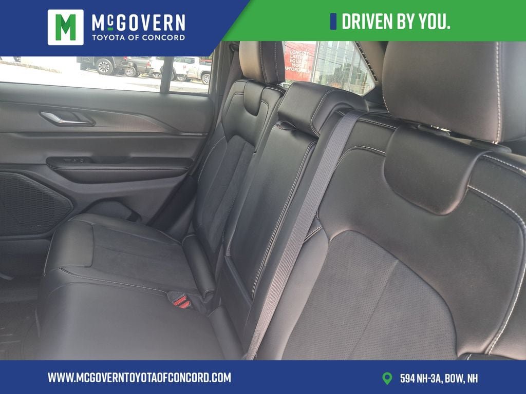 Used 2025 Jeep Grand Cherokee Altitude AWD/4WD image 21