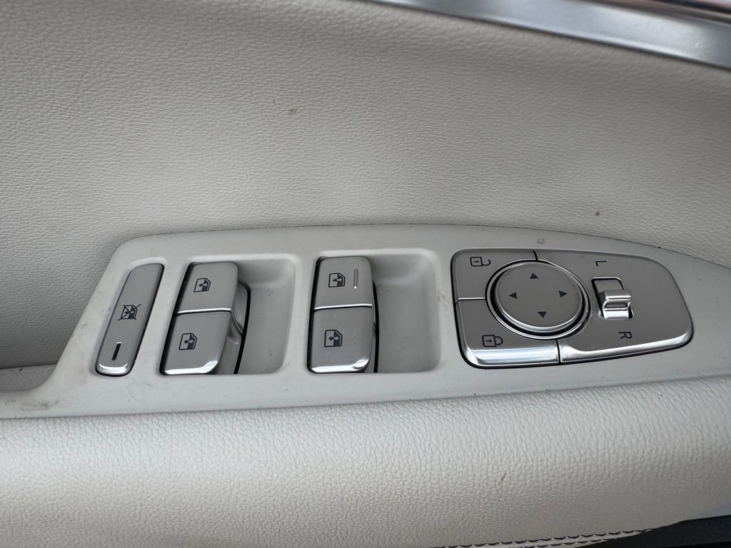 Used 2025 Genesis G70 2.5T RWD image 18
