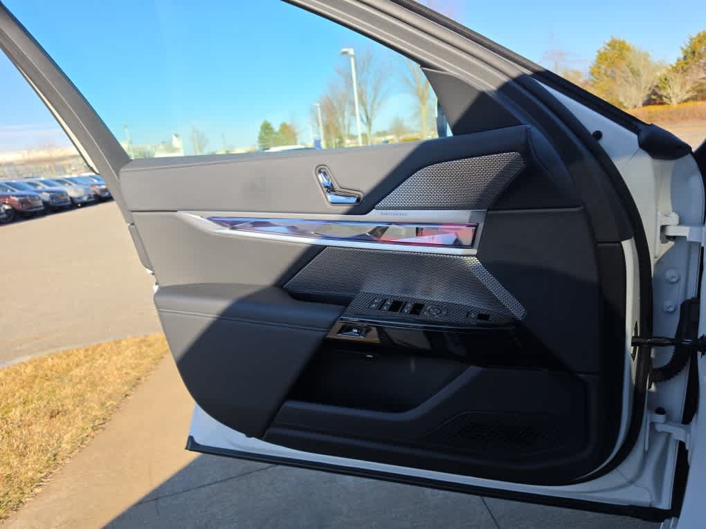 Used 2025 BMW 740i xDrive AWD/4WD image 20