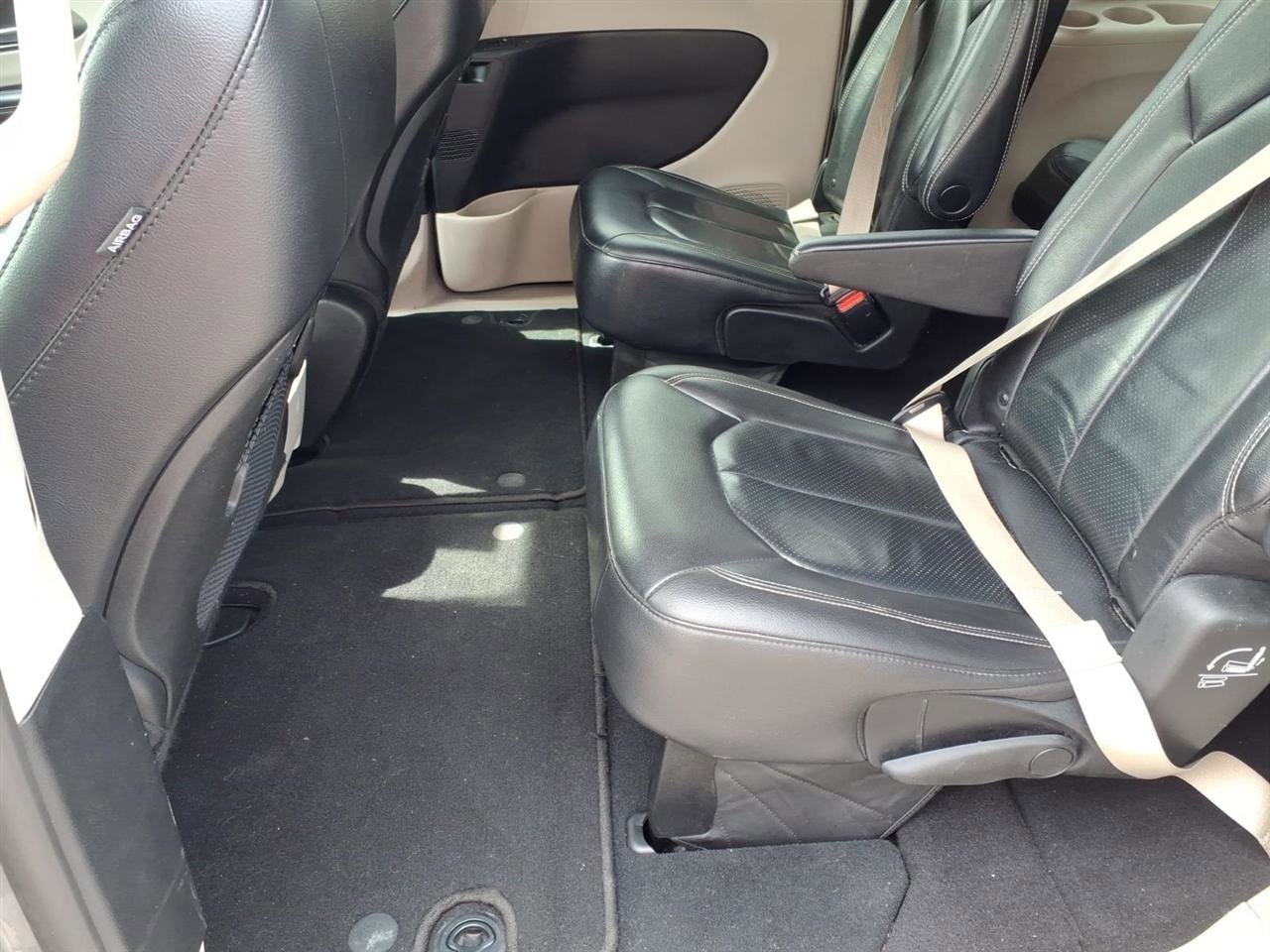 Used 2022 Chrysler Pacifica Touring-L image 8