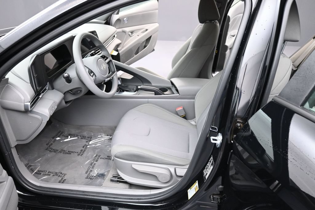 Certified 2026 Hyundai Elantra SE FWD image 11