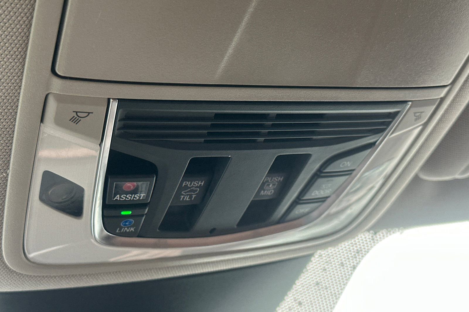 Used 2024 Acura MDX SH-AWD w/ Technology Package image 23