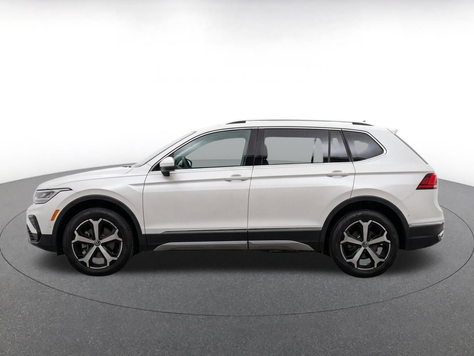 Used 2026 Volkswagen Tiguan SE AWD/4WD image 4