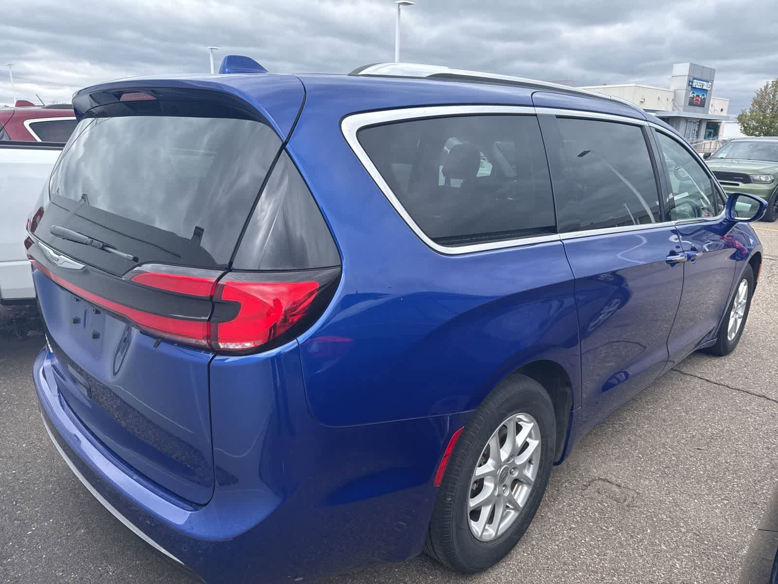 Used 2021 Chrysler Pacifica Touring-L w/ Uconnect Theater Family Group FWD image 26