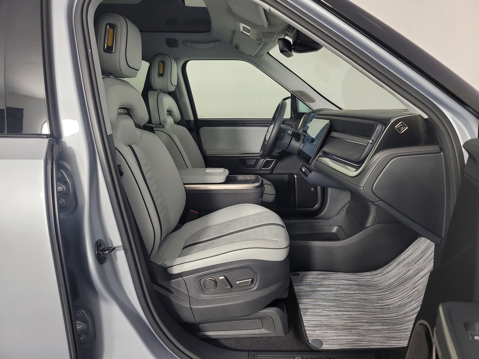 Used 2024 Rivian R1S Adventure AWD/4WD image 24