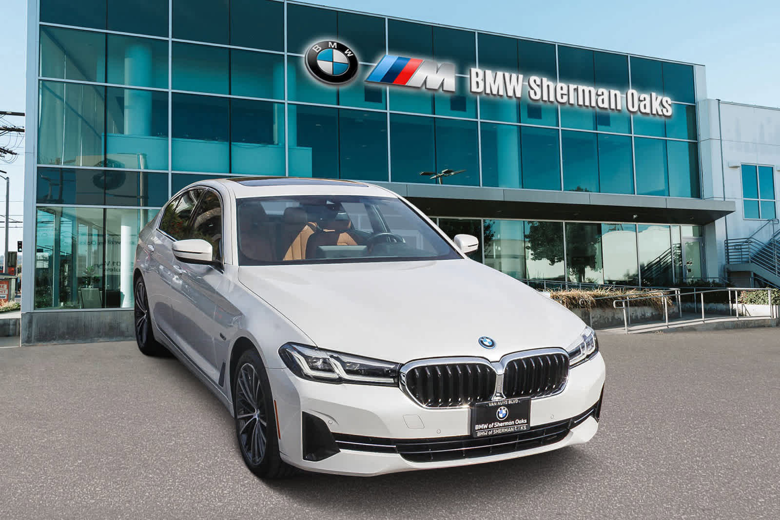 Certified 2023 BMW 530e w/ Convenience Package image 3