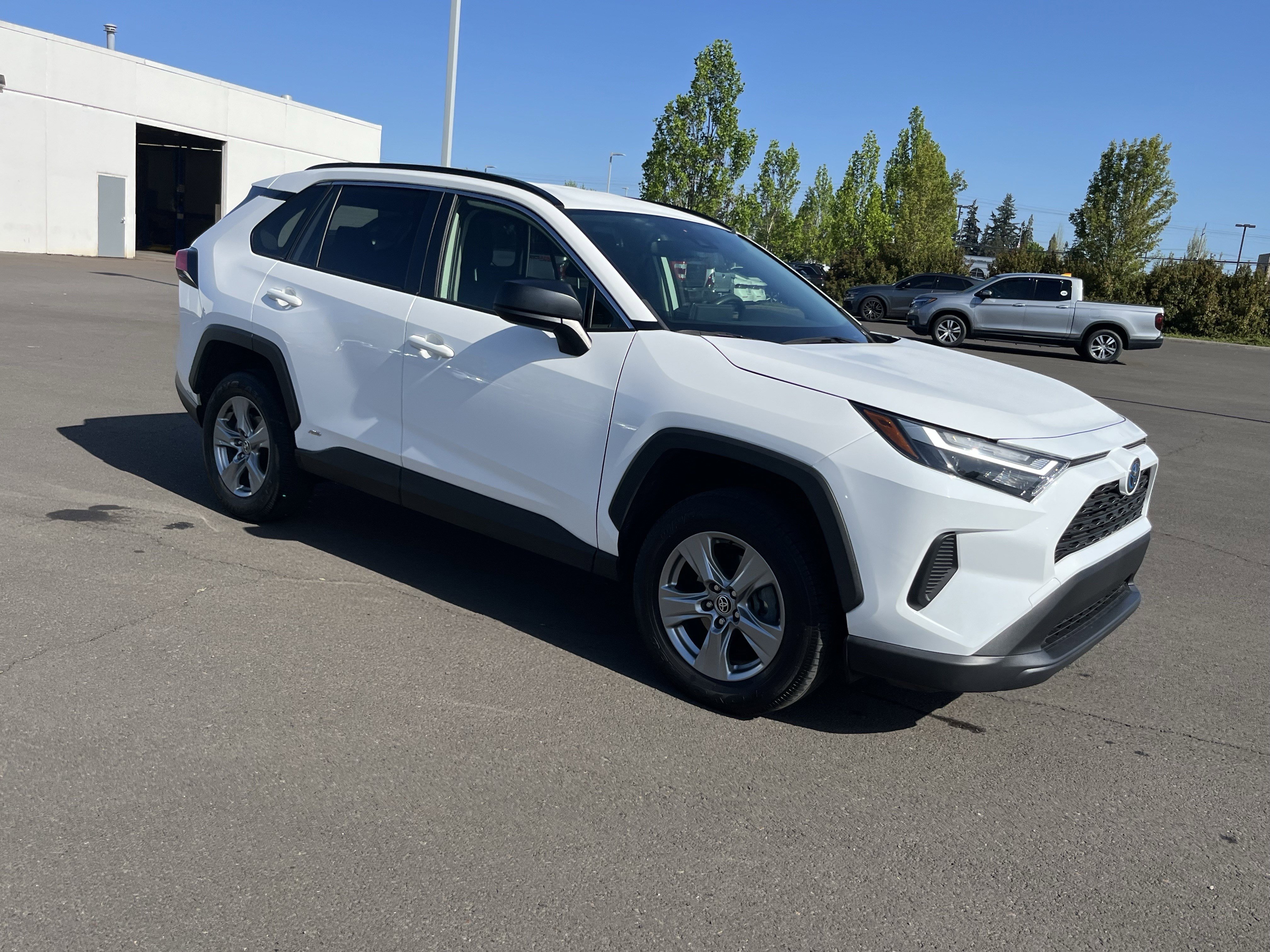 Used 2024 Toyota RAV4 LE AWD/4WD image 7