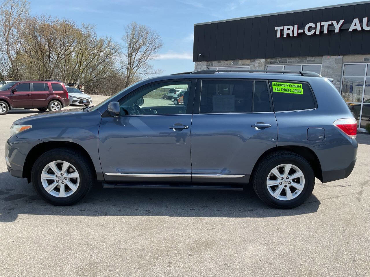 Used 2012 Toyota Highlander SE w/ Tow Pkg AWD/4WD image 3