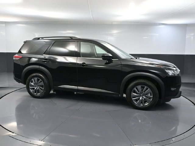 Used 2024 Nissan Pathfinder SV FWD image 3