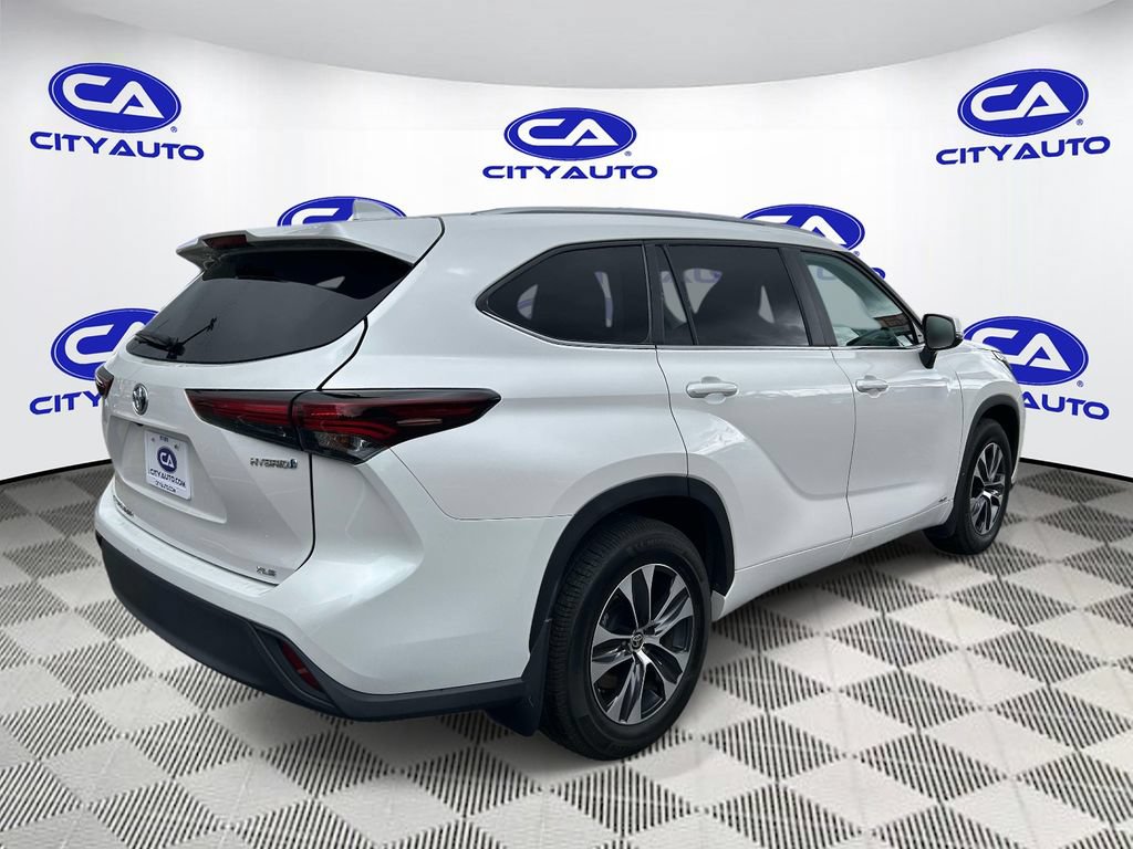 Used 2024 Toyota Highlander XLE AWD/4WD image 3