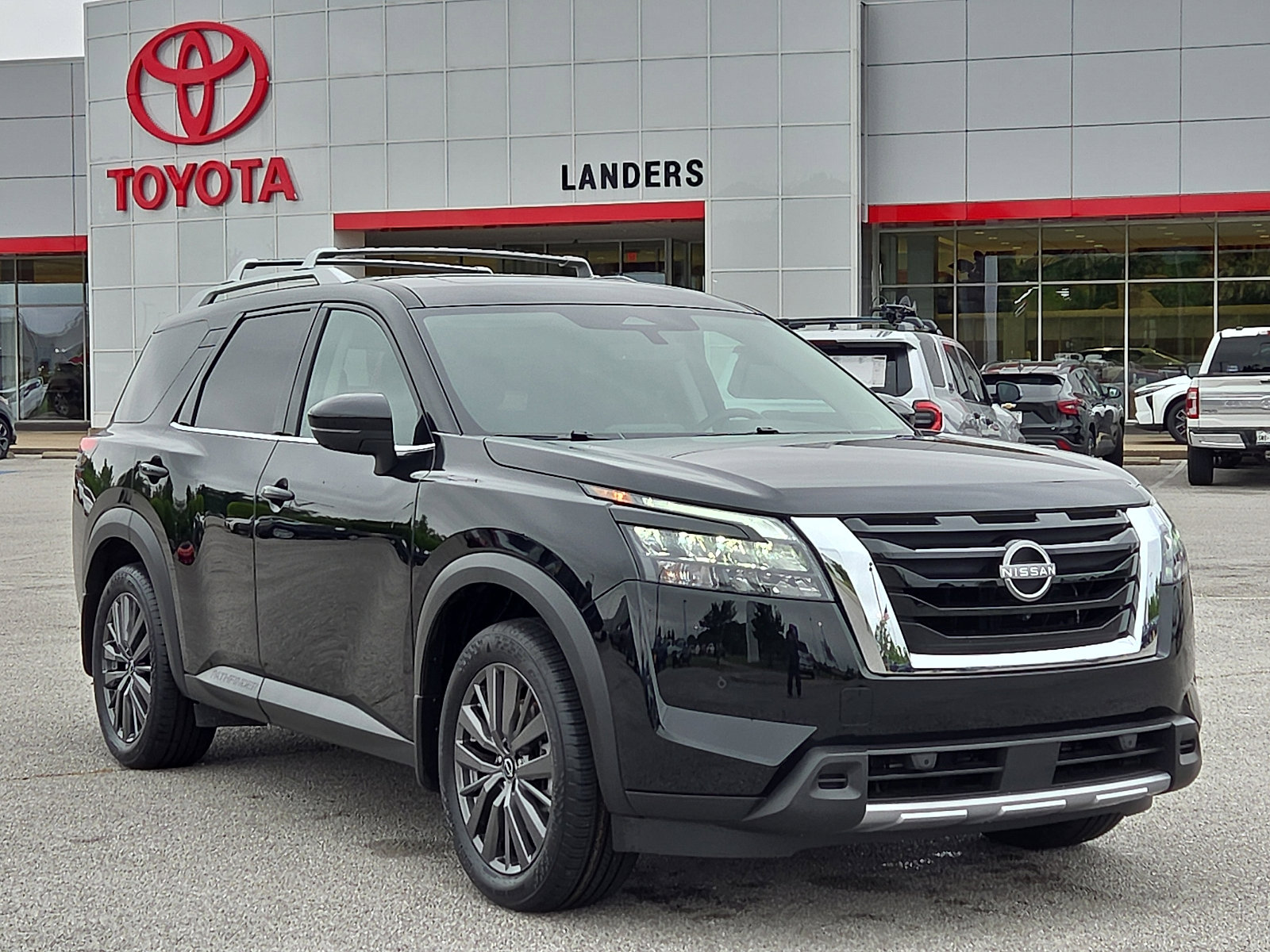 Used 2025 Nissan Pathfinder SL w/ SL Premium Package FWD image 1