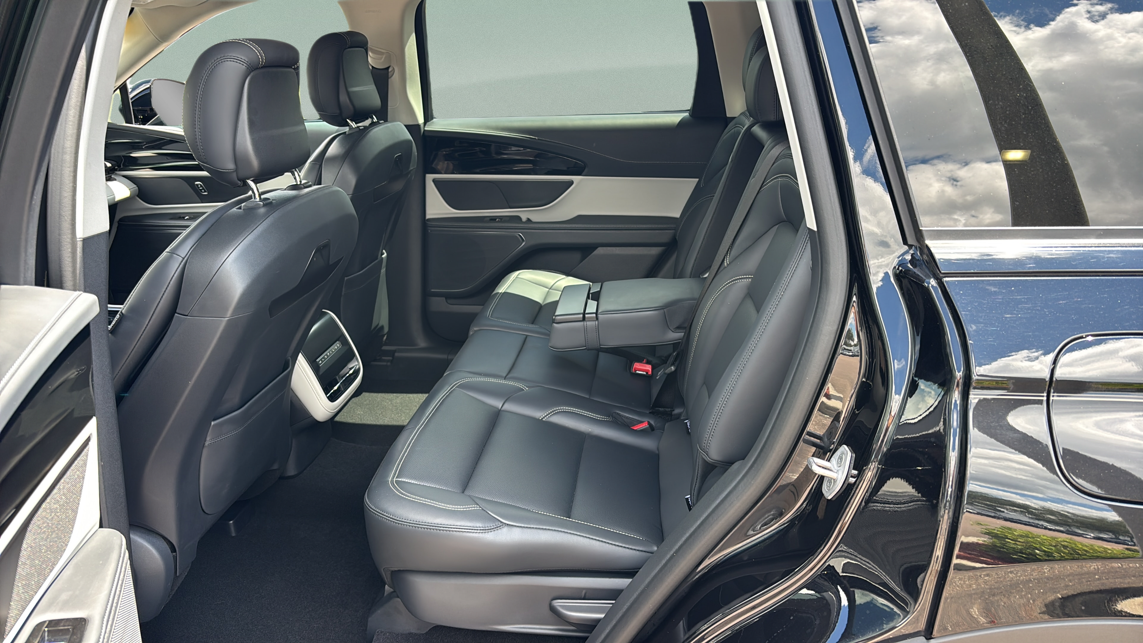 Used 2025 Lincoln Nautilus Premier AWD/4WD image 16
