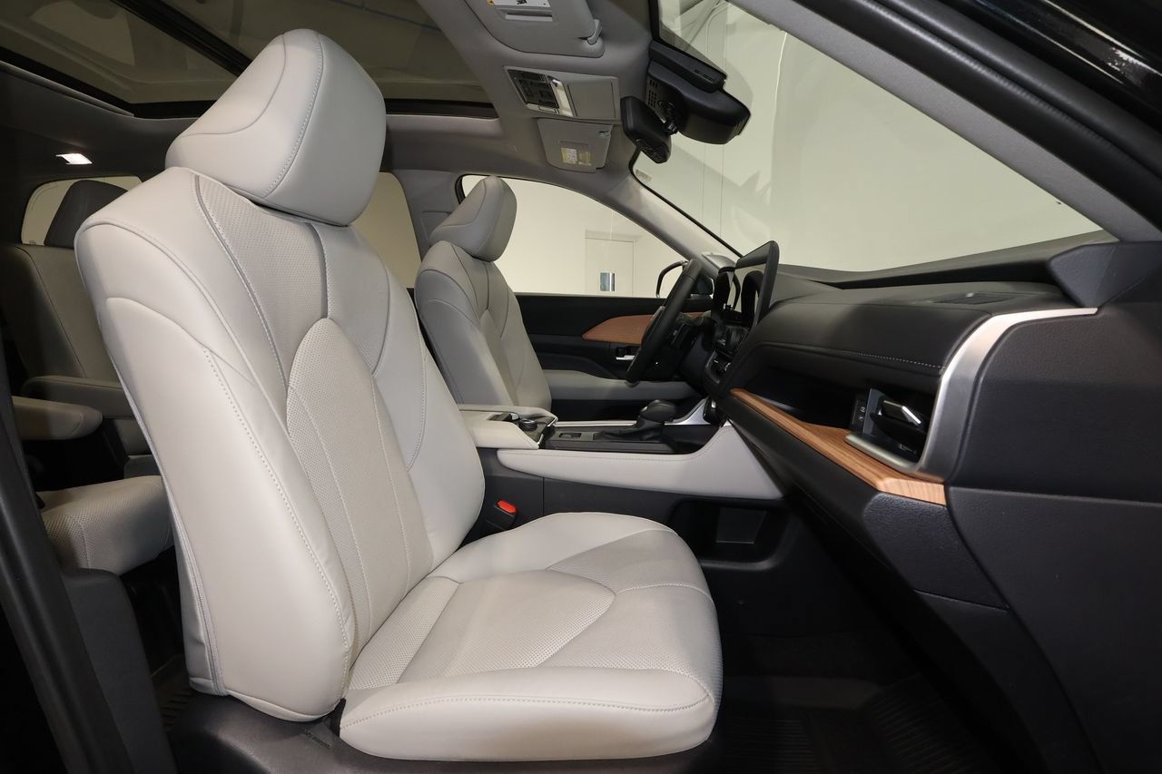 Used 2026 Toyota Grand Highlander AWD image 27