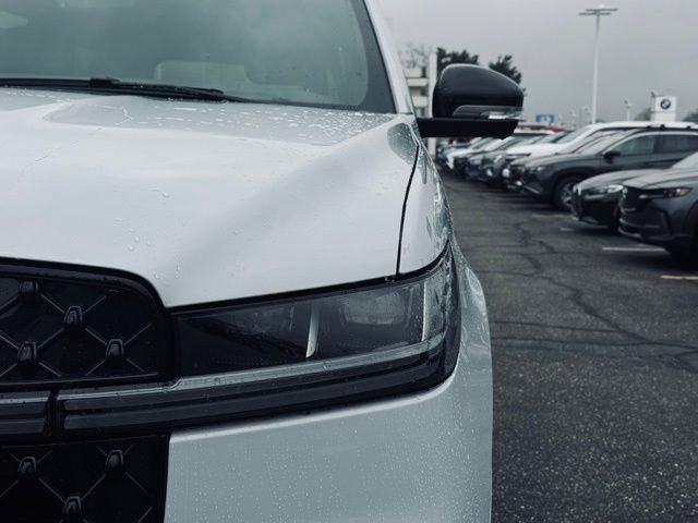 New 2026 Lincoln Navigator Reserve w/ Jet Appearance Package image 3