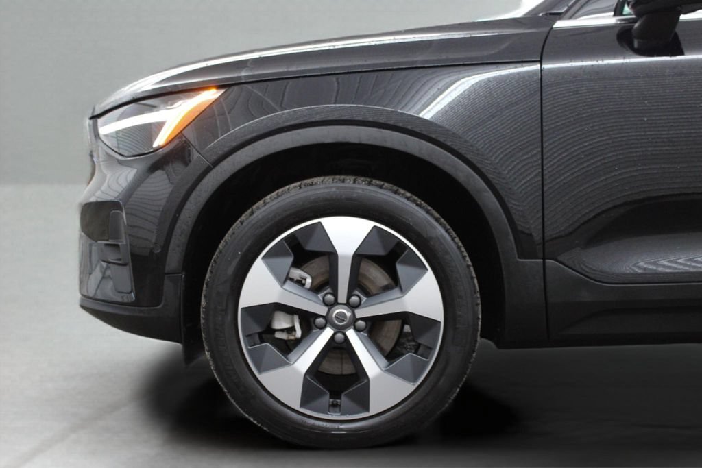 Used 2024 Volvo XC40 B5 Plus AWD/4WD image 6