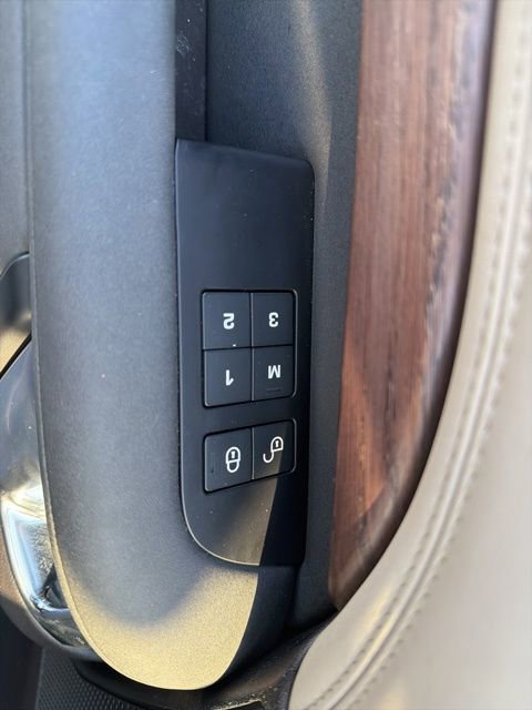 Used 2018 Land Rover Discovery HSE AWD/4WD image 14