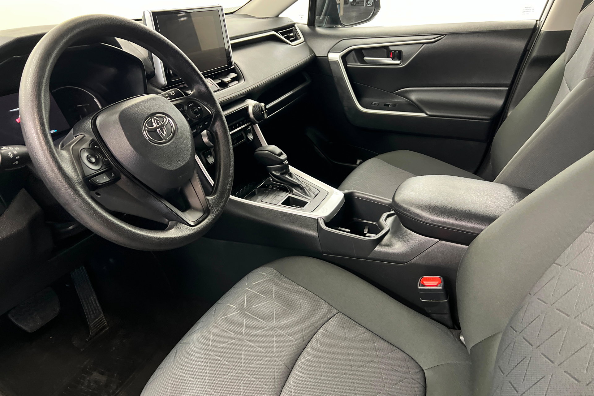Used 2025 Toyota RAV4 XLE AWD/4WD image 15