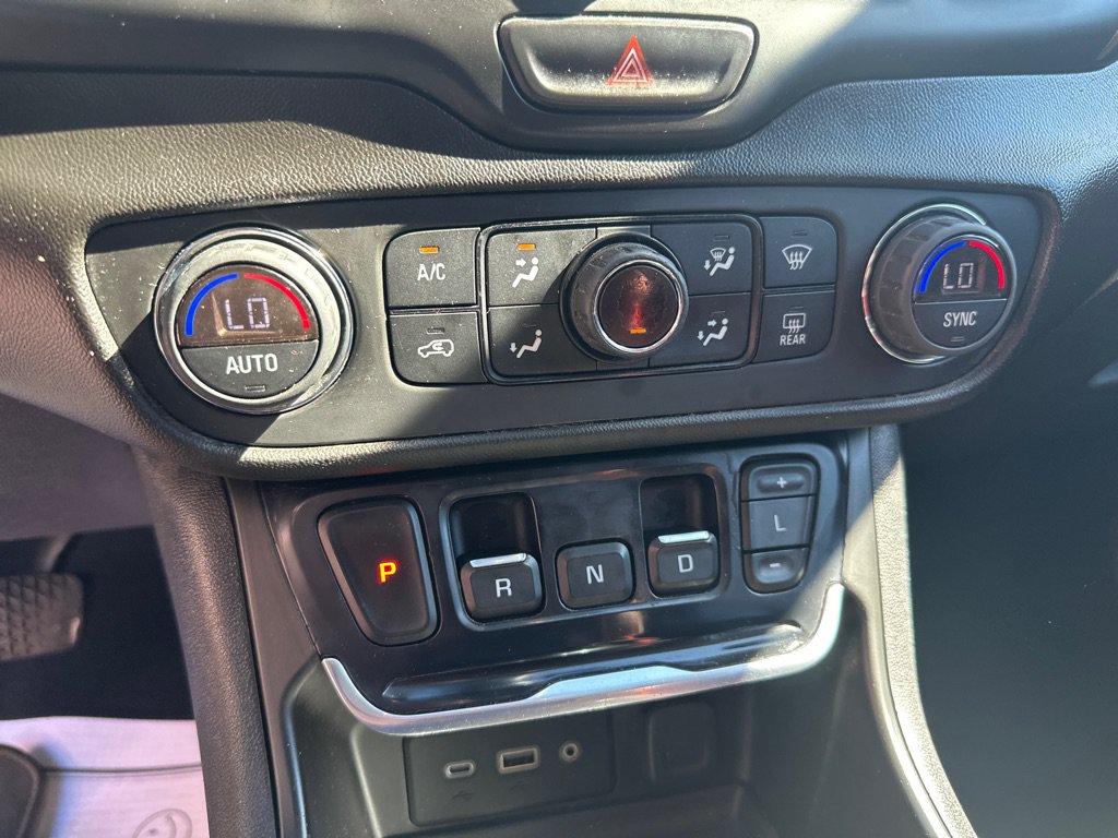 Used 2021 GMC Terrain SLE w/ Driver Convenience Package FWD image 23