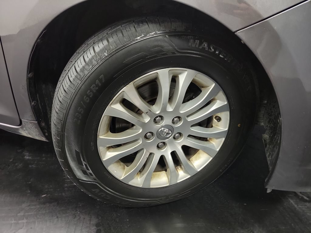 Used 2017 Toyota Sienna XLE Premium FWD image 10