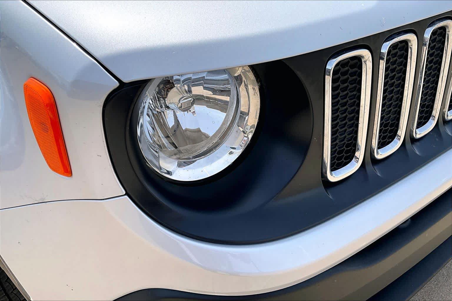 Used 2018 Jeep Renegade Latitude FWD image 26
