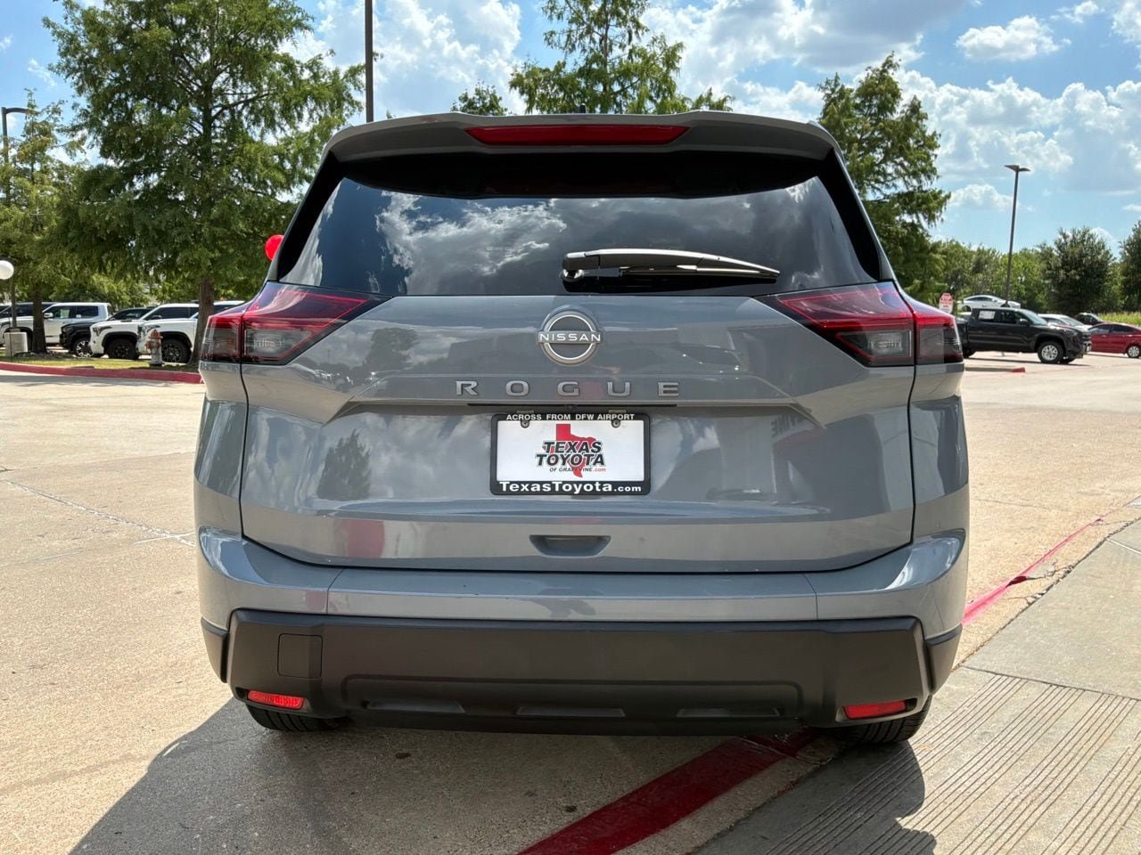 Used 2026 Nissan Rogue SV FWD image 7