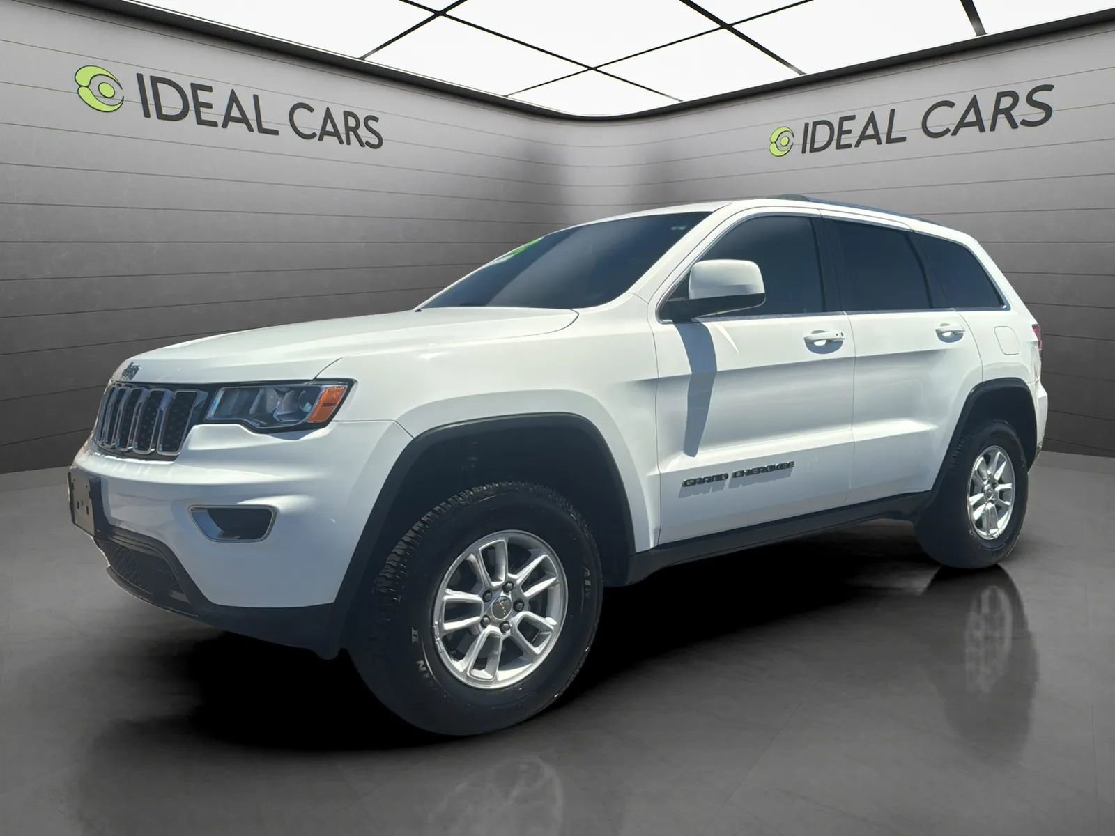Used 2020 Jeep Grand Cherokee Laredo RWD image 1