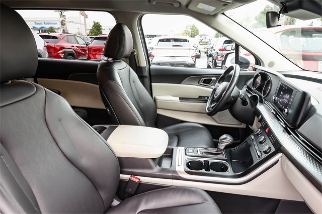 Used 2024 Kia Carnival LX image 18