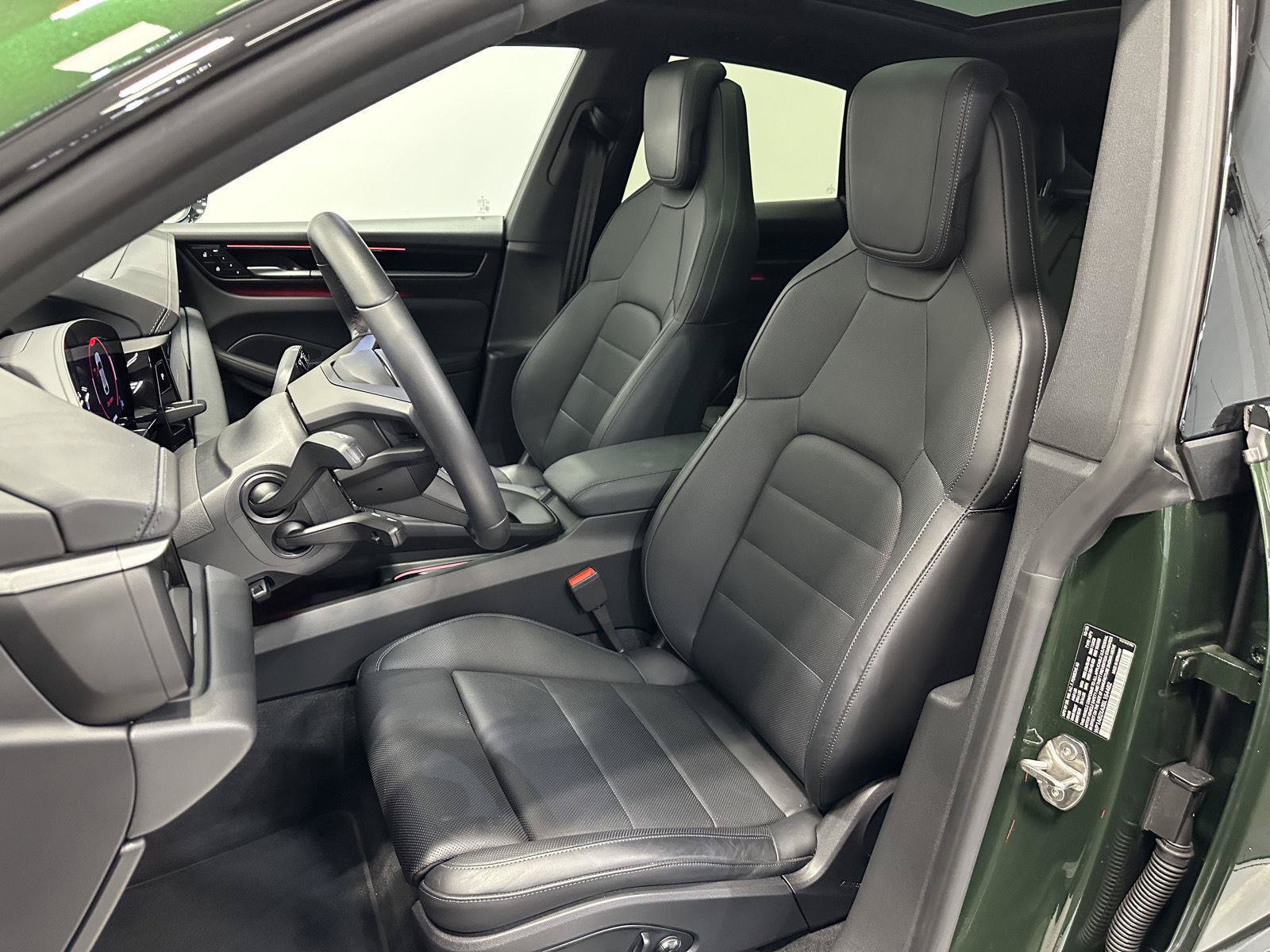 Certified 2025 Porsche Macan 4S Electric AWD/4WD image 5