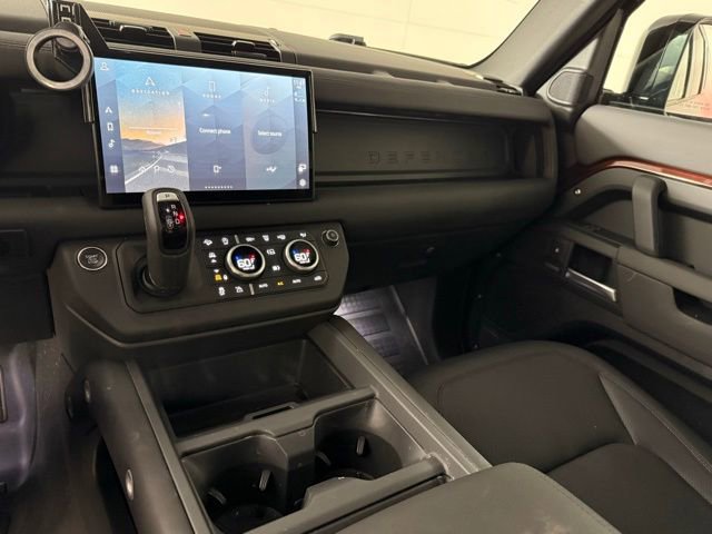 Used 2025 Land Rover Defender 130 X-Dynamic SE AWD/4WD image 22