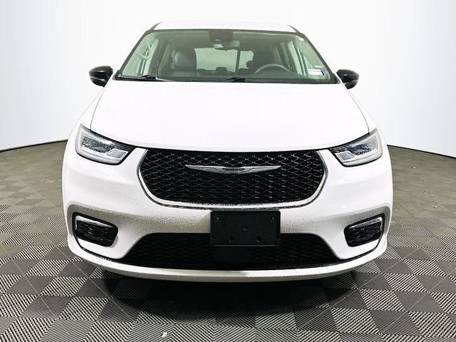 Used 2024 Chrysler Pacifica Touring-L image 3