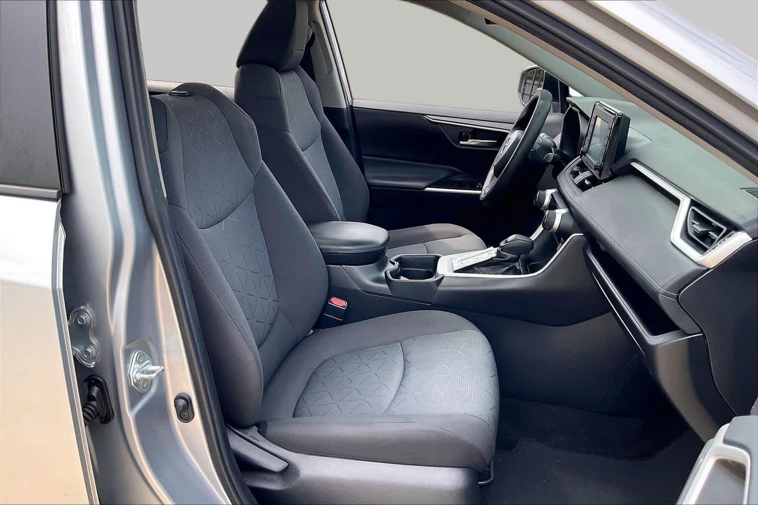 Used 2021 Toyota RAV4 XLE w/ Convenience Package FWD image 9