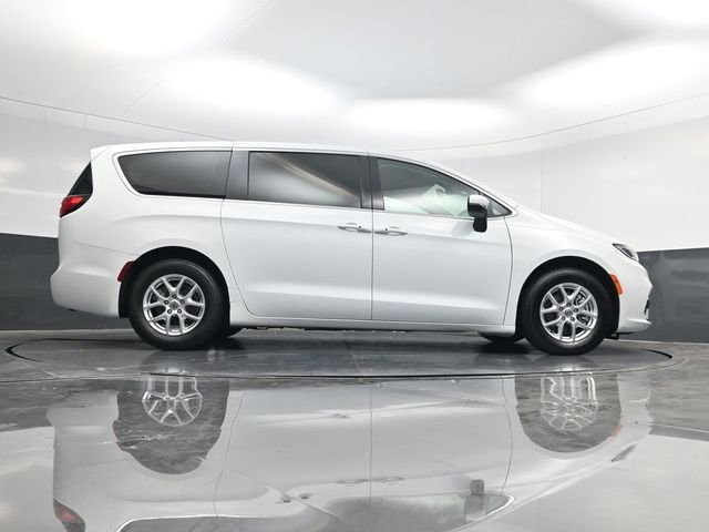 Used 2023 Chrysler Pacifica Touring-L image 47
