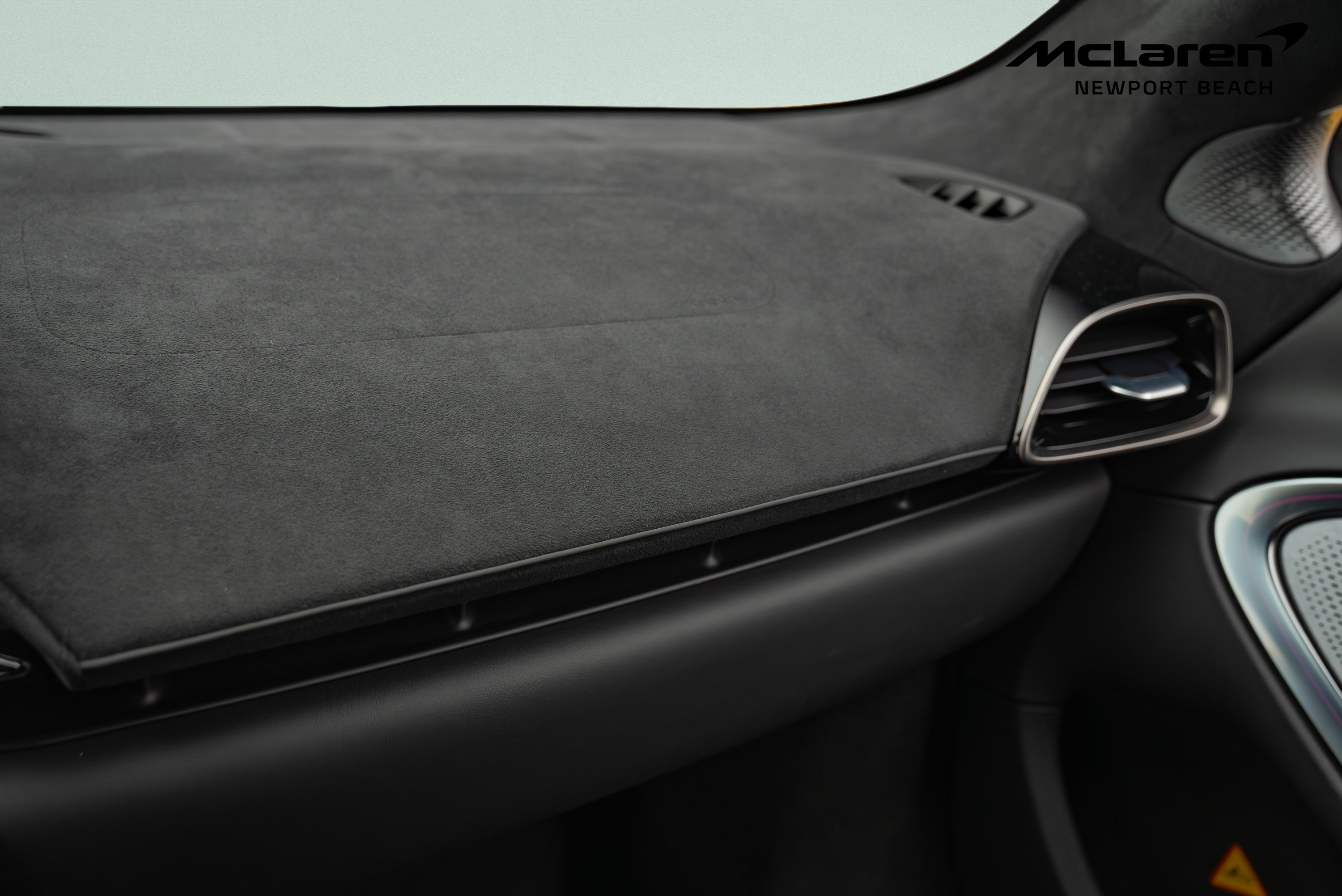 Used 2024 McLaren Artura RWD image 18