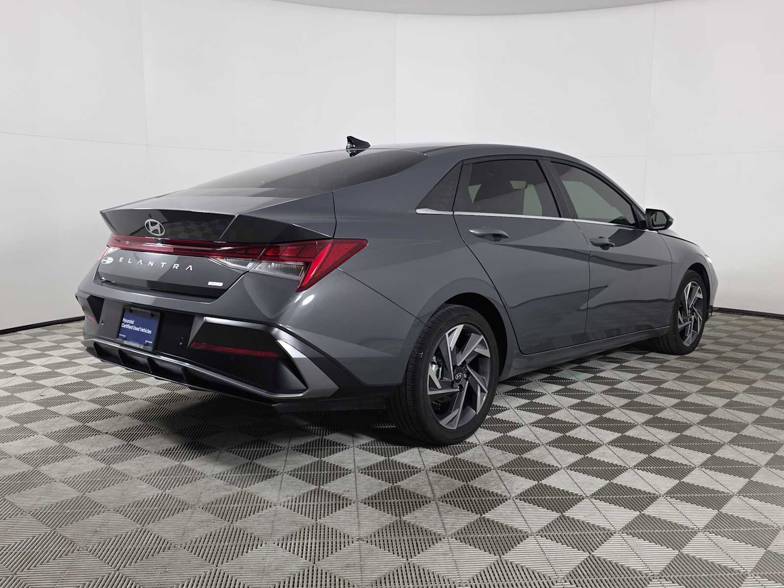 Used 2024 Hyundai Elantra Limited image 8