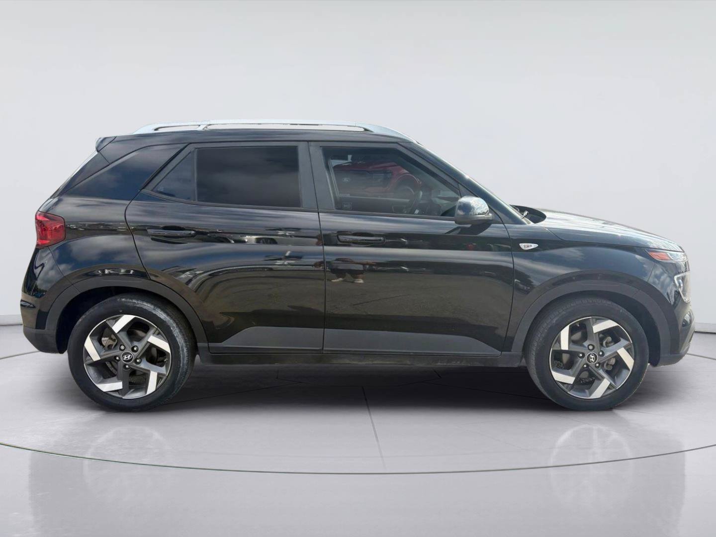 Used 2021 Hyundai Venue SEL FWD image 2