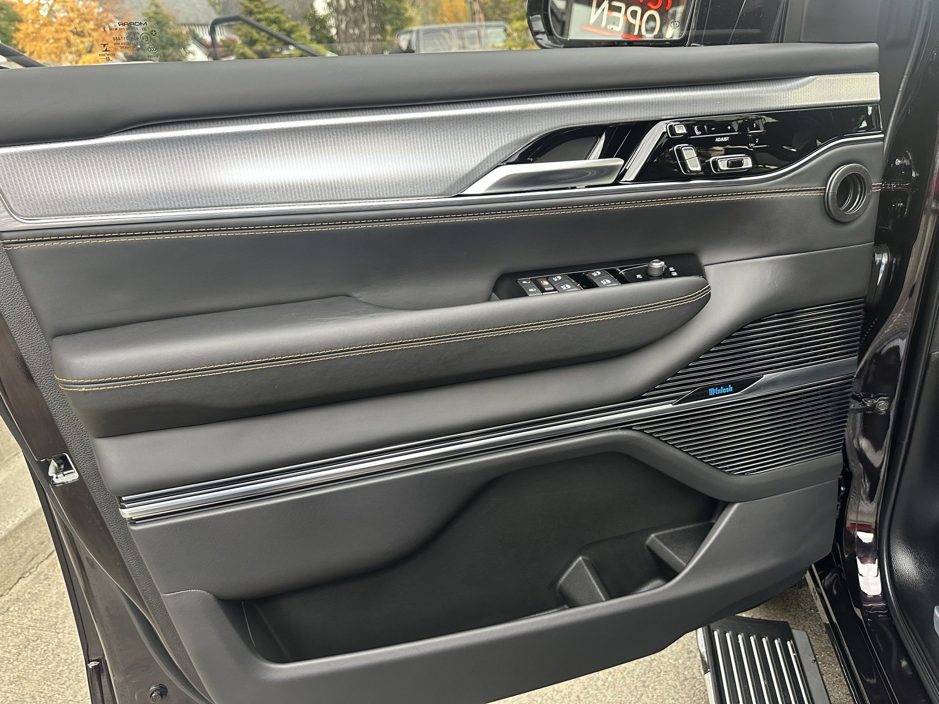 Used 2023 Jeep Grand Wagoneer Series III w/ Rear-Seat Entertainment Group image 38