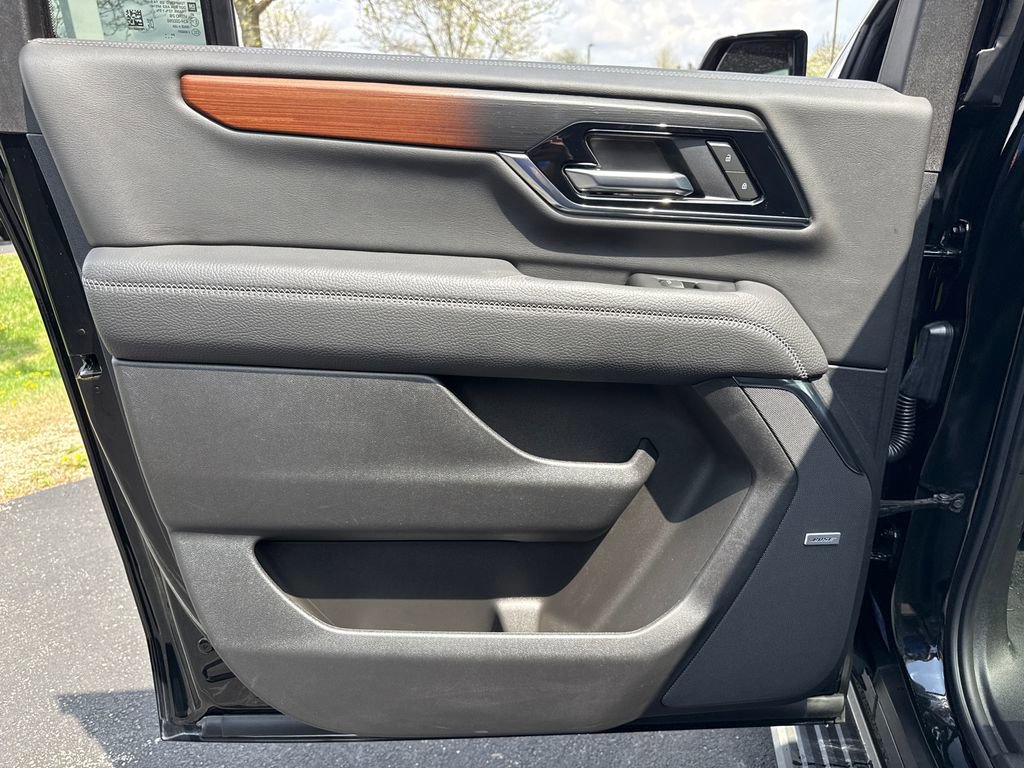 Certified 2025 GMC Yukon XL Denali w/ Denali Reserve Package image 32