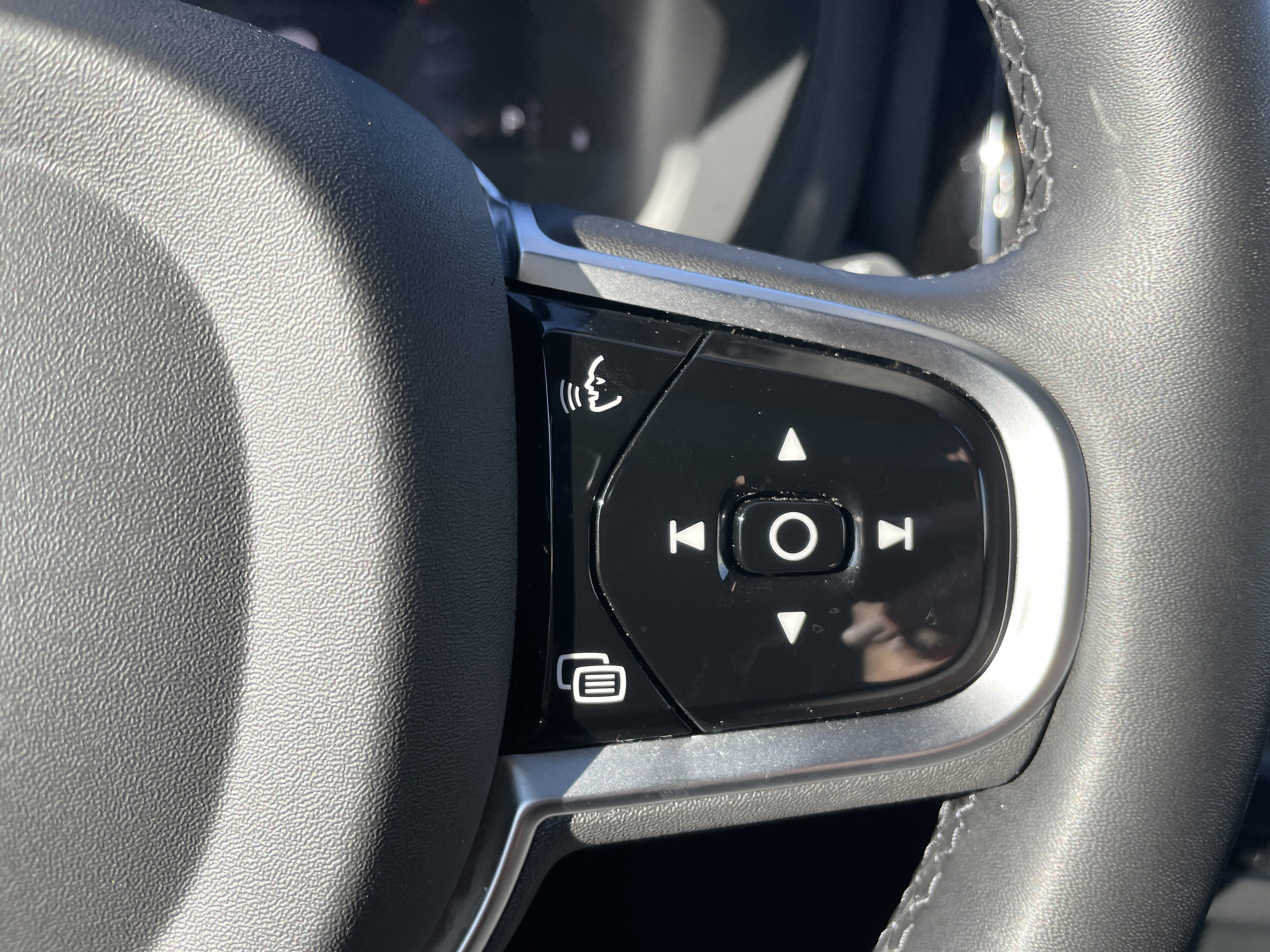 Used 2025 Volvo XC60 B5 Plus image 41