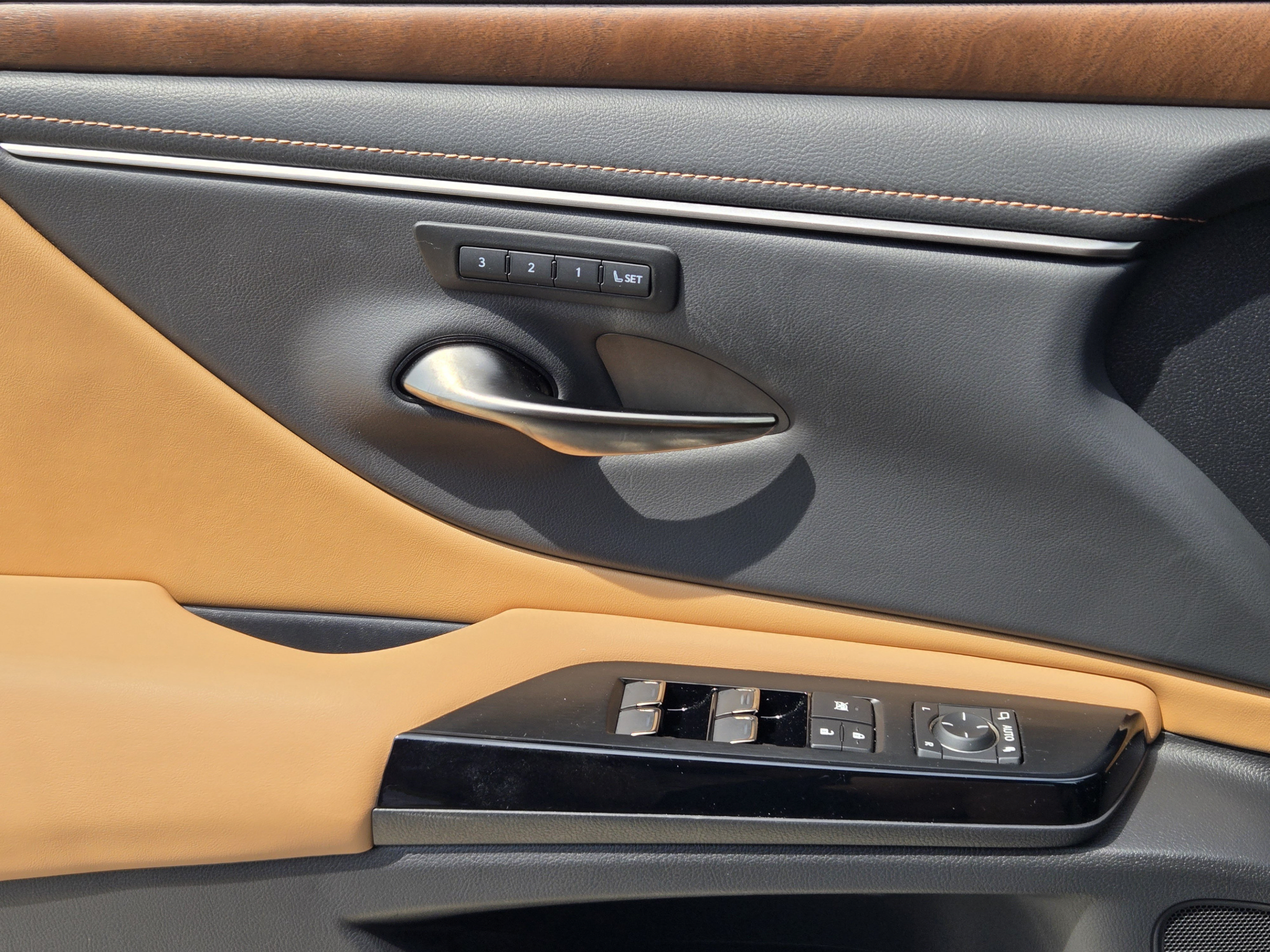 Used 2025 Lexus ES 350 w/ Premium Package FWD image 21