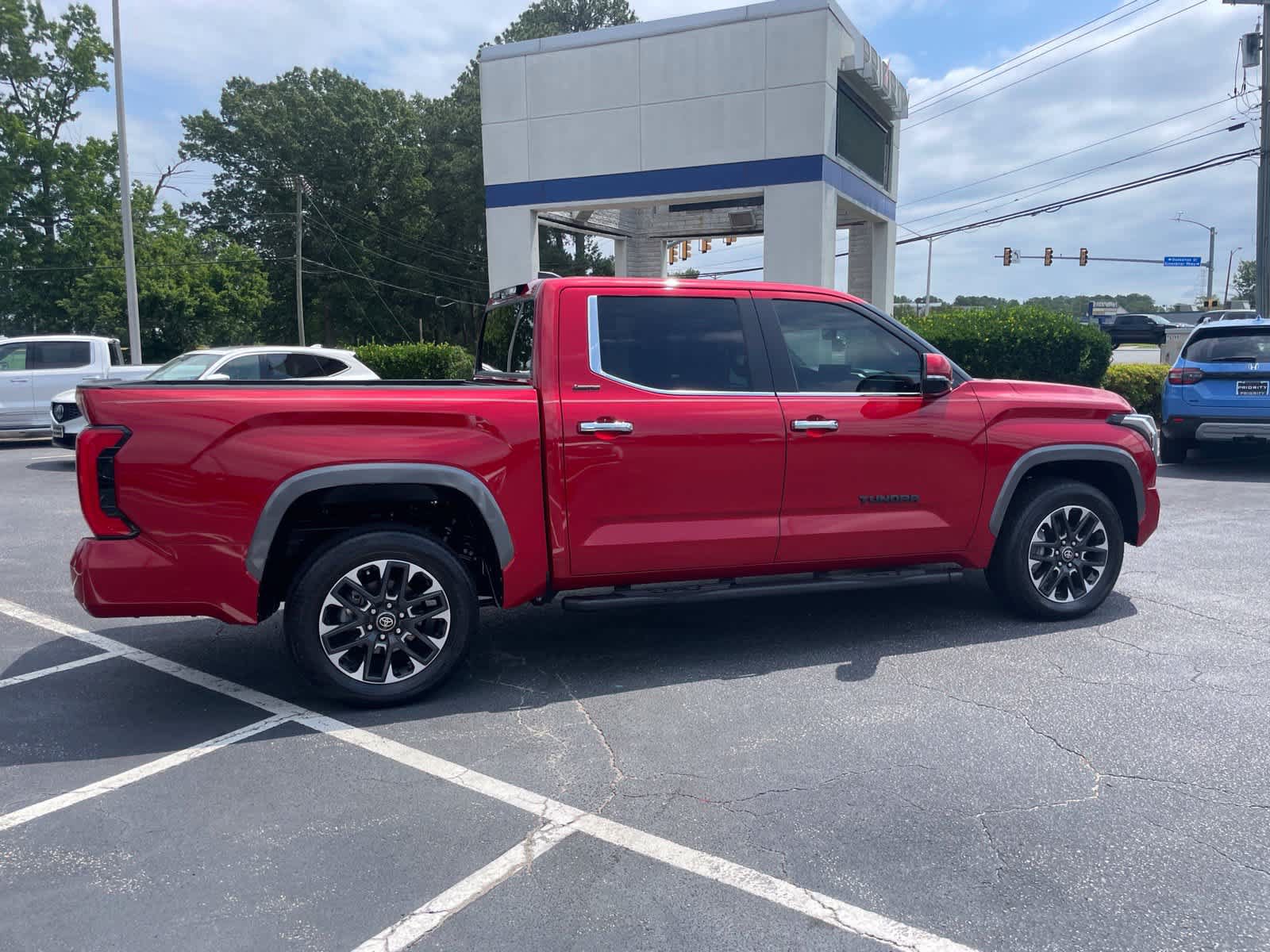 Used 2025 Toyota Tundra Limited AWD/4WD image 7