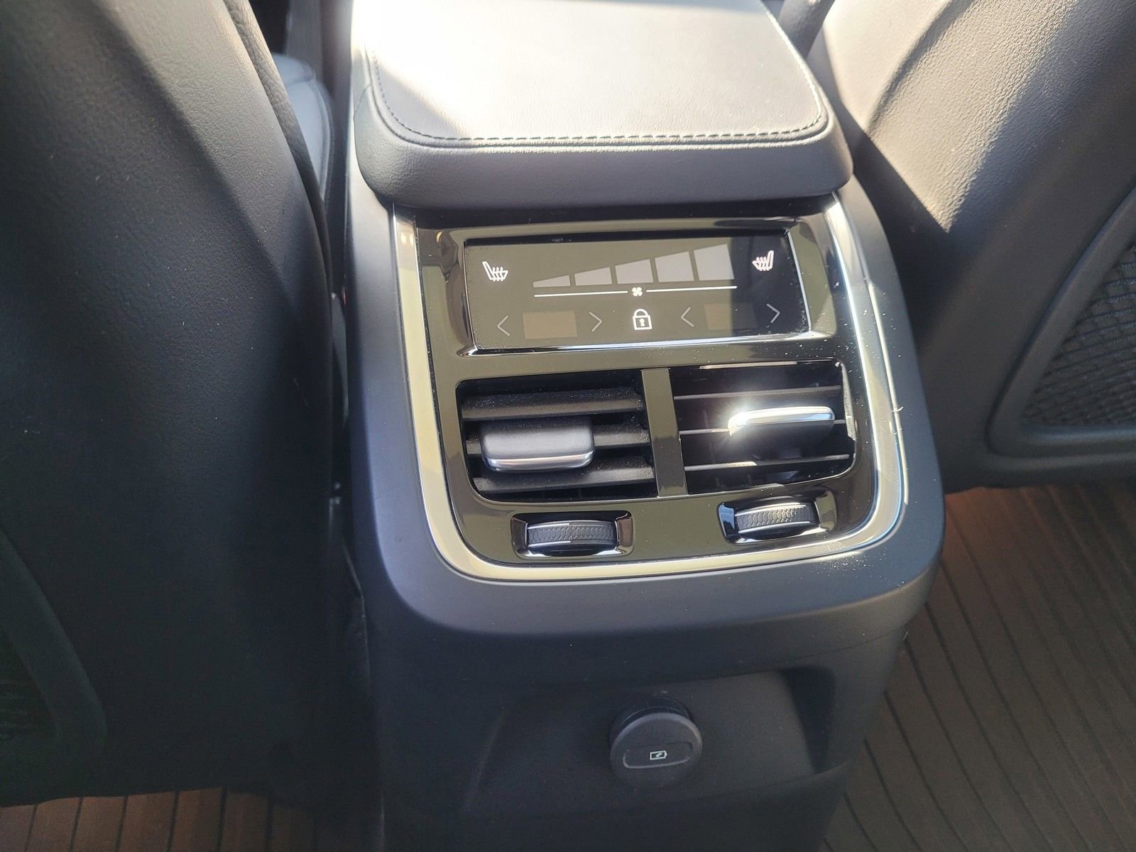 Certified 2024 Volvo XC90 T8 Plus w/ Protection Package Premier image 14