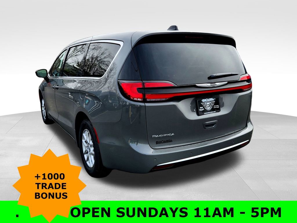 New 2025 Chrysler Pacifica Select image 5