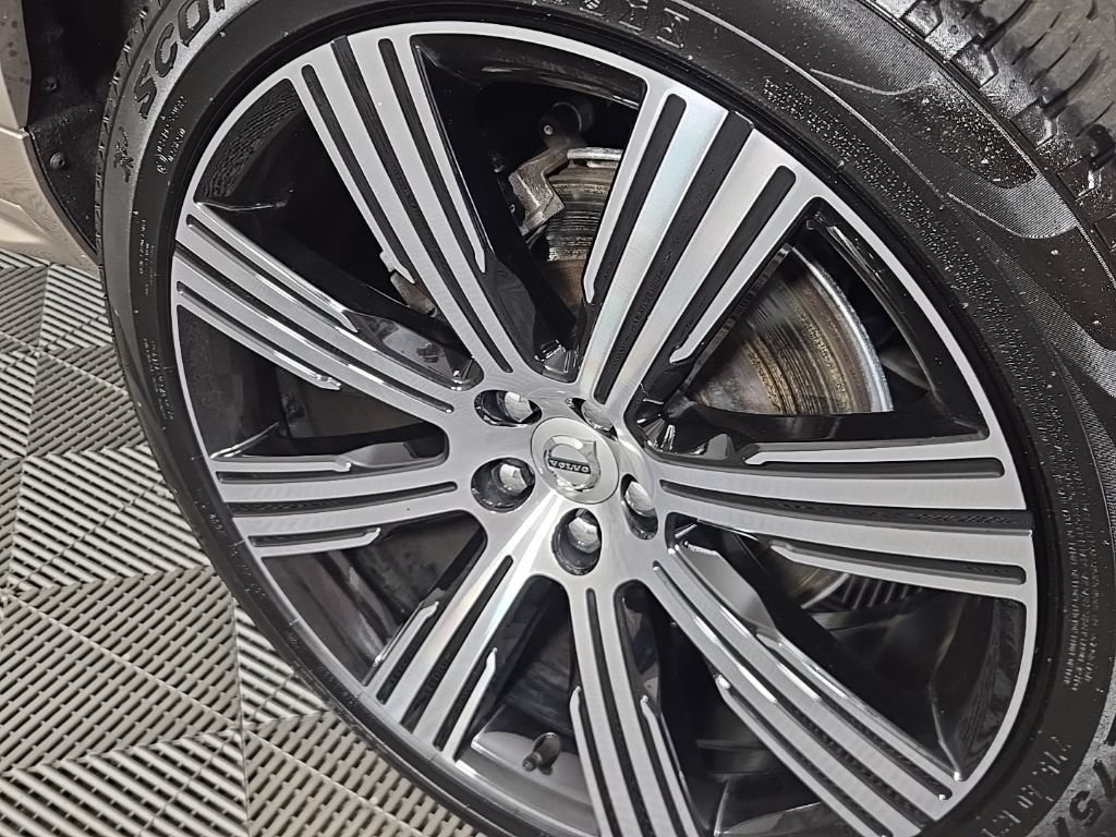 Certified 2024 Volvo XC90 T8 Plus AWD/4WD image 17