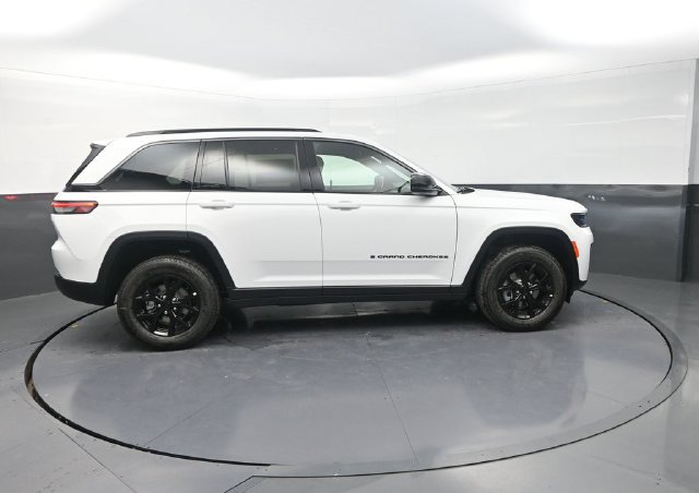 New 2026 Jeep Grand Cherokee Altitude AWD/4WD image 9