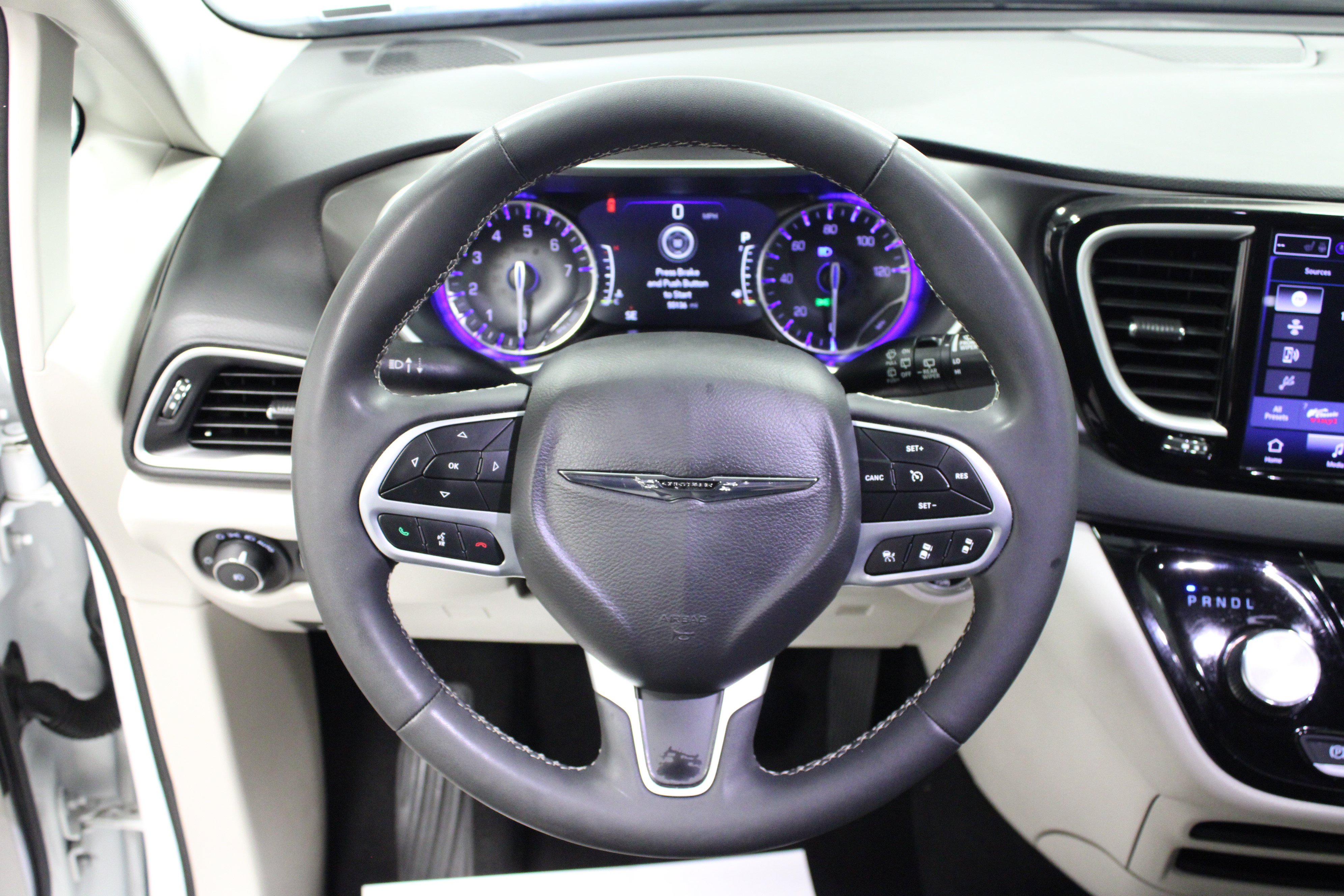 Used 2024 Chrysler Pacifica Touring-L FWD image 18