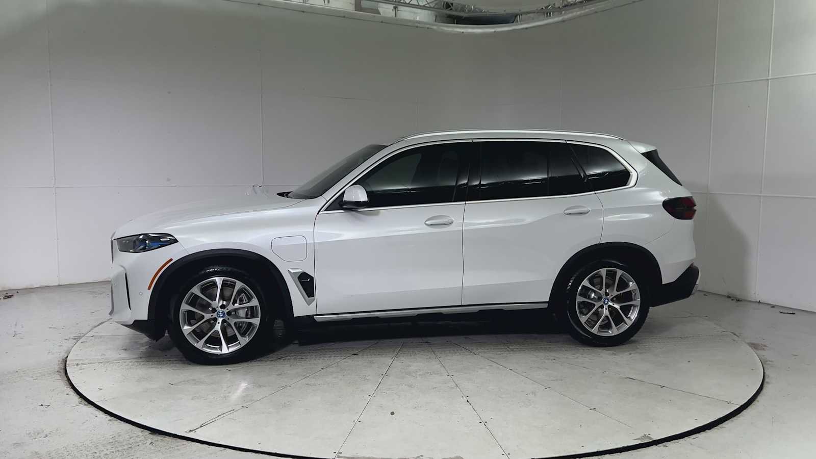 Used 2024 BMW X5 xDrive50e w/ Premium Package image 5